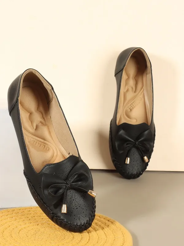 Black_Synthetic_Leather_Flats_For_Women