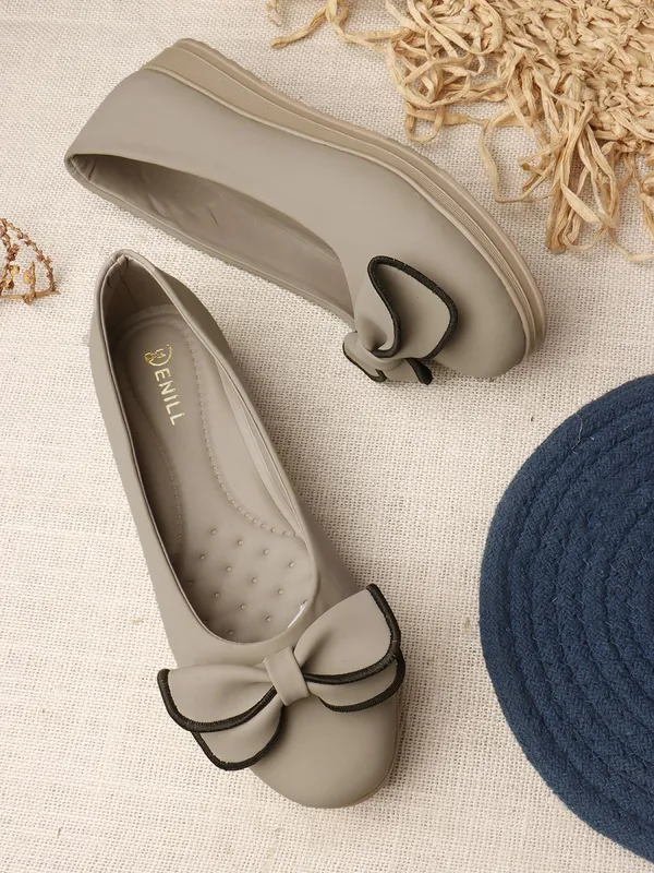 Grey_Synthetic_Leather_Flats_For_Women