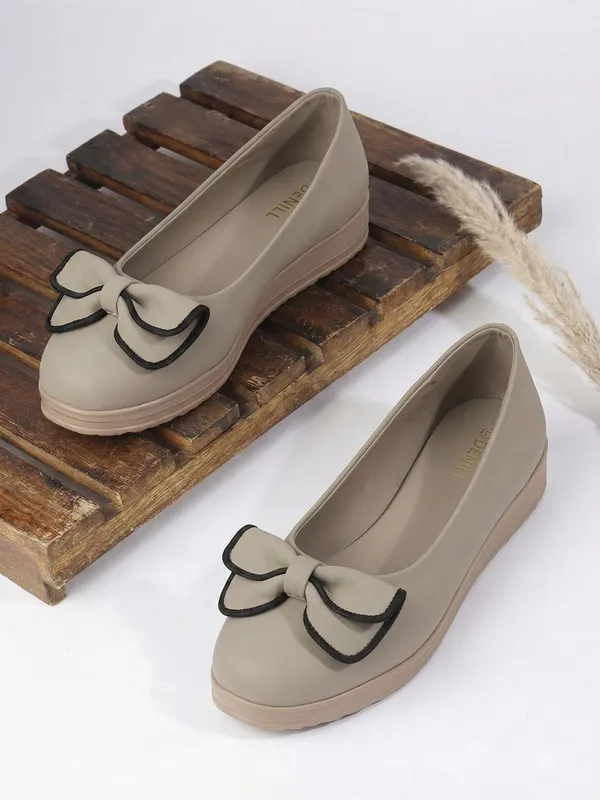 Grey_Synthetic_Leather_Flats_For_Women