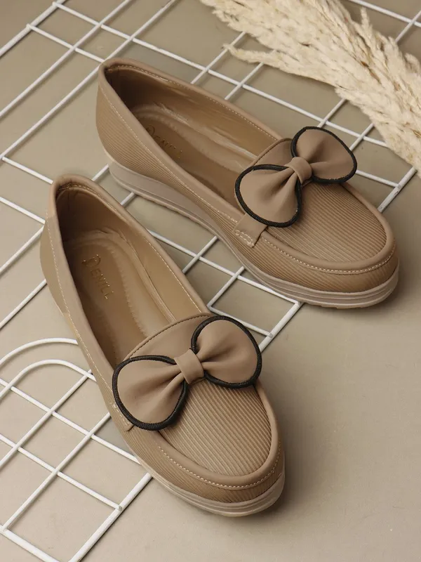 Beige_Synthetic_Leather_Flats_For_Women