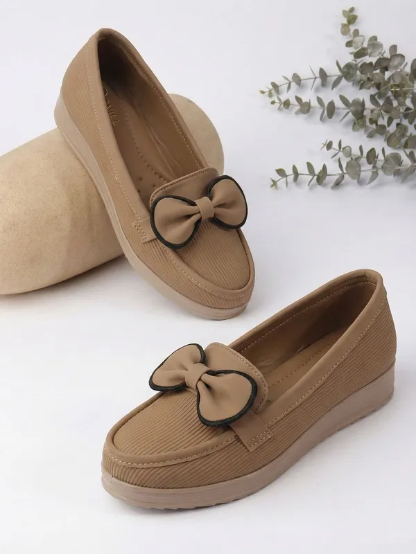 Beige_Synthetic_Leather_Flats_For_Women