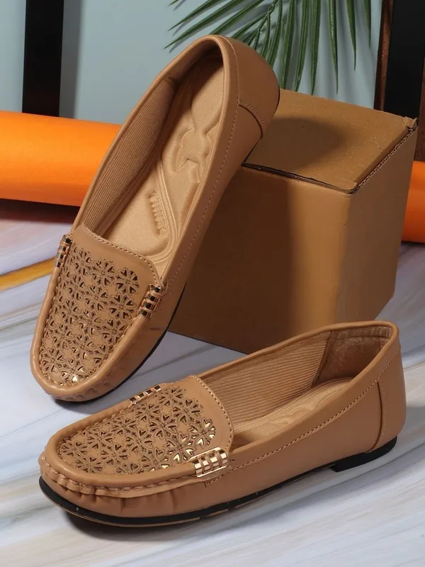 Beige_Synthetic_Leather_Bellies_For_Women