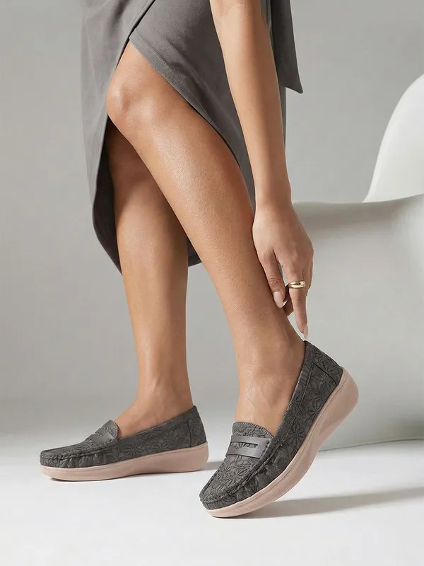 Grey_Synthetic_Leather_Flats_For_Women