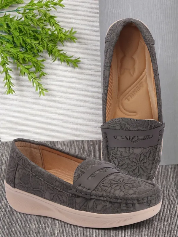 Grey_Synthetic_Leather_Flats_For_Women