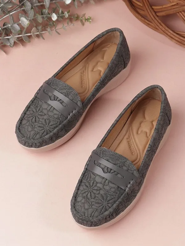 Grey_Synthetic_Leather_Flats_For_Women