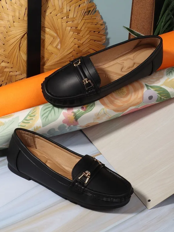 Black_Synthetic_Leather_Flats_For_Women