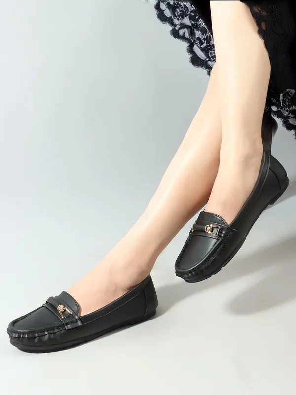 Black_Synthetic_Leather_Flats_For_Women