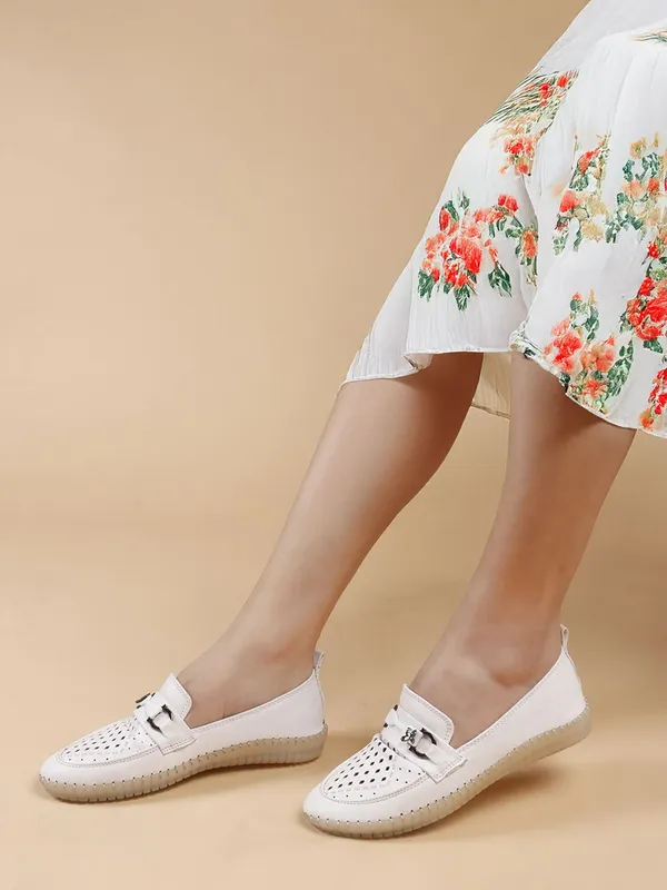 White_Synthetic_Leather_Casual_Slip_On_Bellies_For_Women