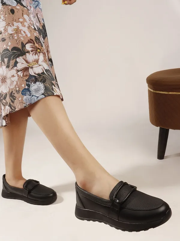 Black_Synthetic_Leather_Casual_Lace_Up_Sneakers_For_Women