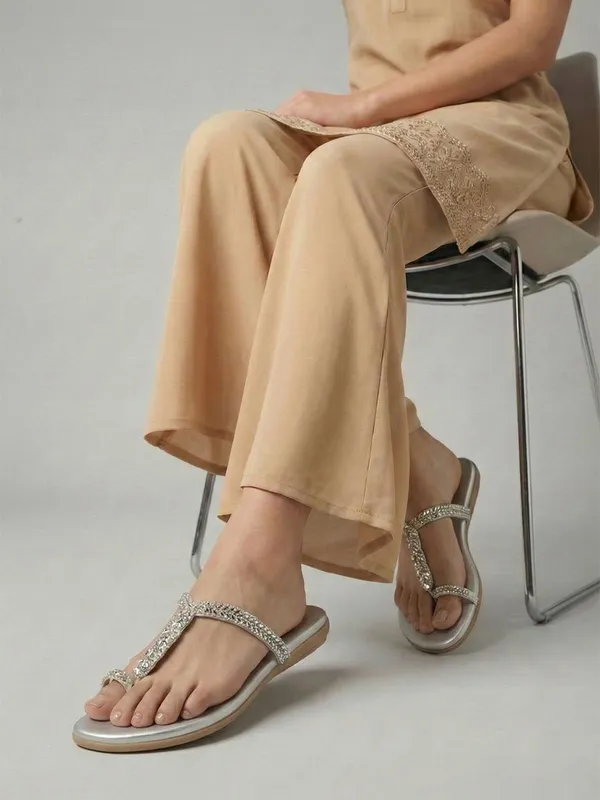 Silver_Synthetic_Leather_Flats_For_Women