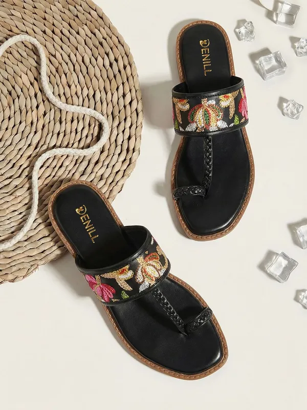 Black_Synthetic_Leather_Flats_For_Women