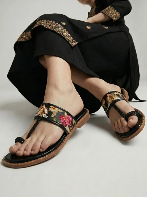 Black_Synthetic_Leather_Flats_For_Women
