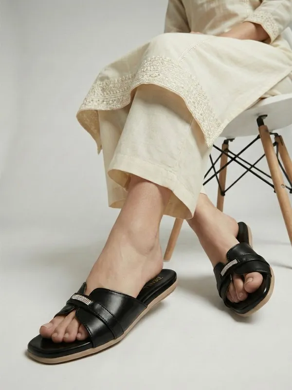 Black_Synthetic_Leather_Flats_For_Women