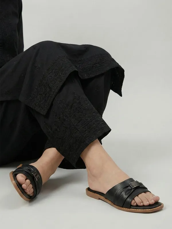 Black_Synthetic_Leather_Flats_For_Women