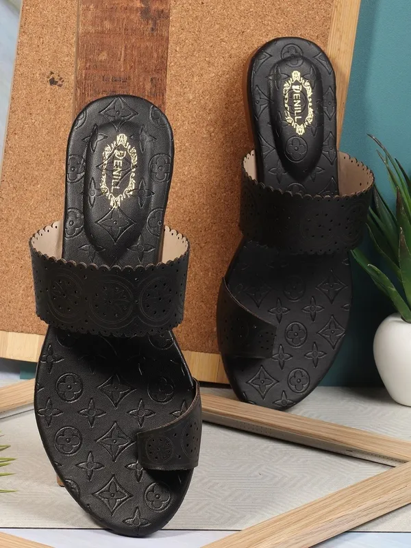Black_Synthetic_Leather_Flats_For_Women