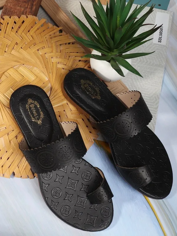 Black_Synthetic_Leather_Flats_For_Women
