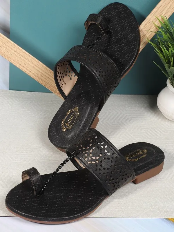 Black_Synthetic_Leather_Flats_For_Women