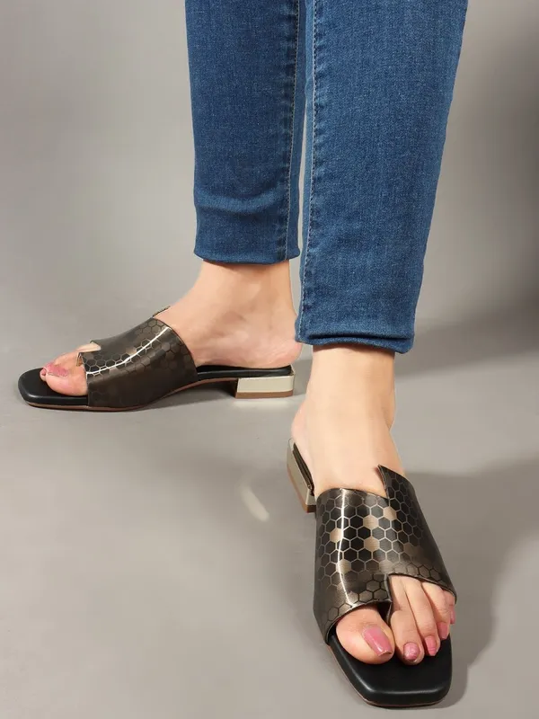 Black_Synthetic_Flats_For_Women
