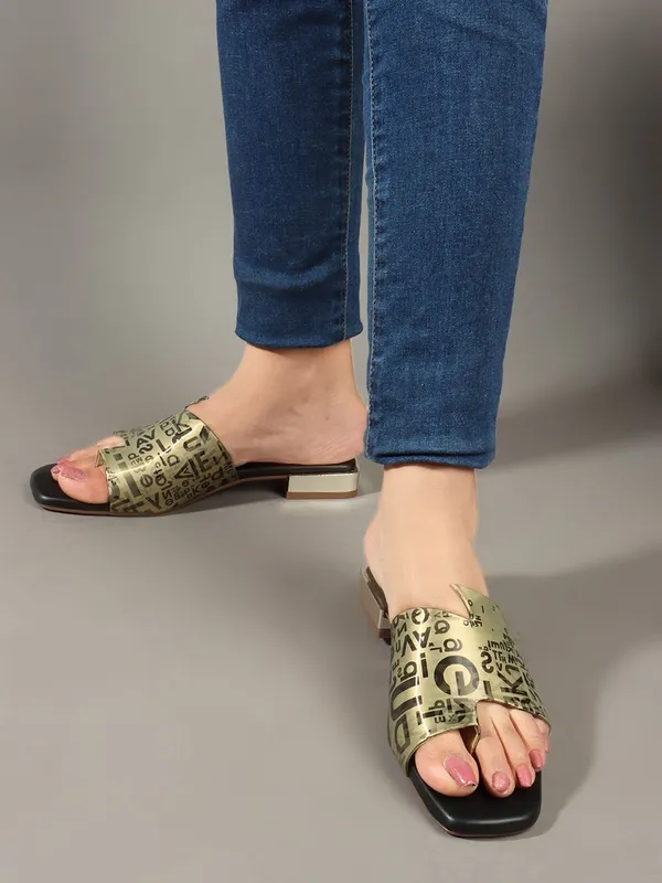 Gold_And_Black_Synthetic_Flats_For_Women