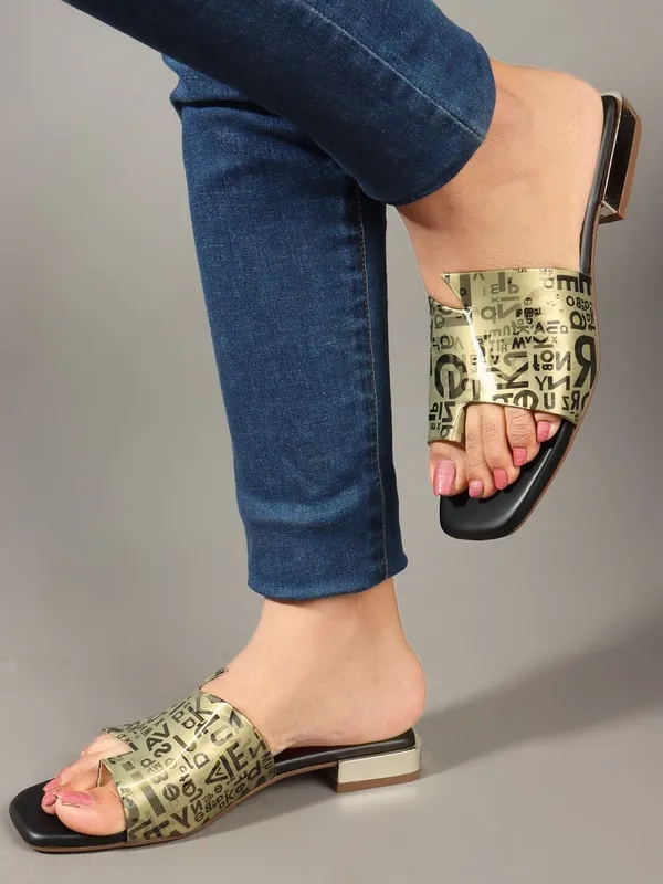 Gold_And_Black_Synthetic_Flats_For_Women