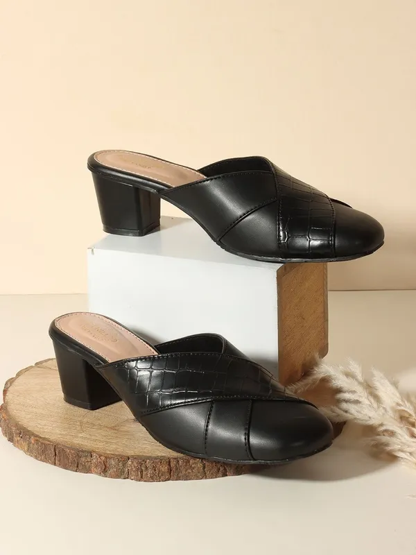 Black_Synthetic_Leather_Heels_For_Women