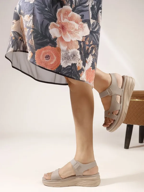 Grey_Synthetic_Leather_Flats_For_Women