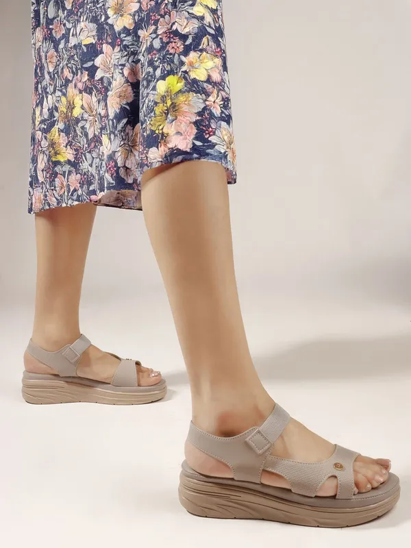 Grey_Synthetic_Leather_Flats_For_Women