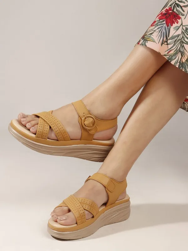 Beige_Synthetic_Leather_Flats_For_Women