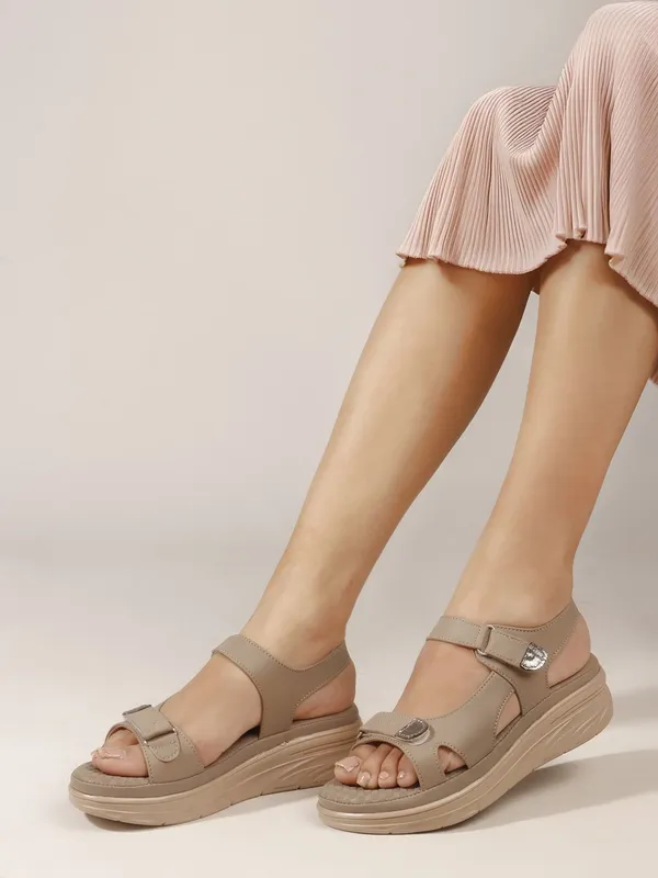 Grey_Synthetic_Leather_Flats_For_Women
