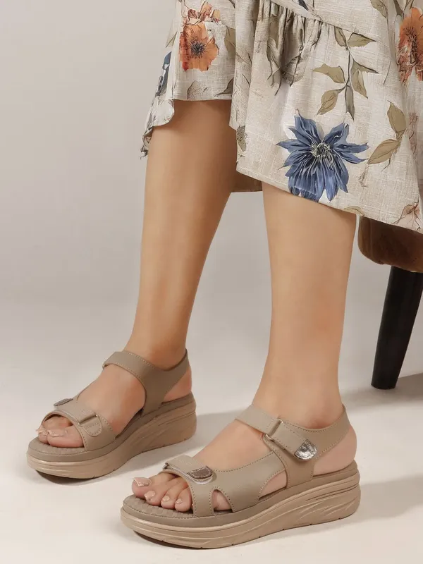 Grey_Synthetic_Leather_Flats_For_Women