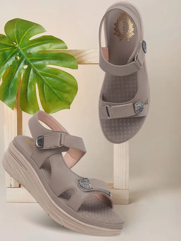 Grey_Synthetic_Leather_Flats_For_Women