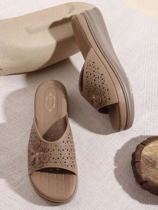 Beige_Synthetic_Leather_Flats_For_Women