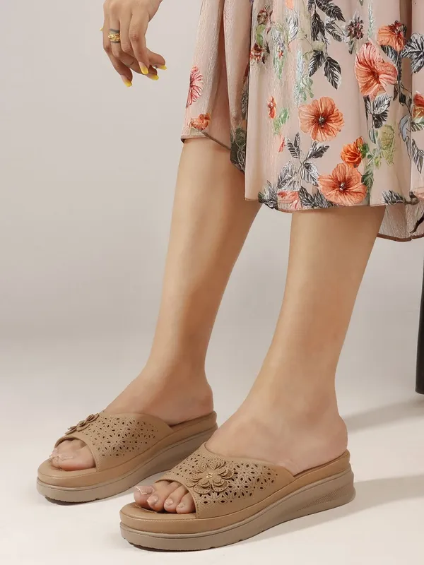 Beige_Synthetic_Leather_Flats_For_Women