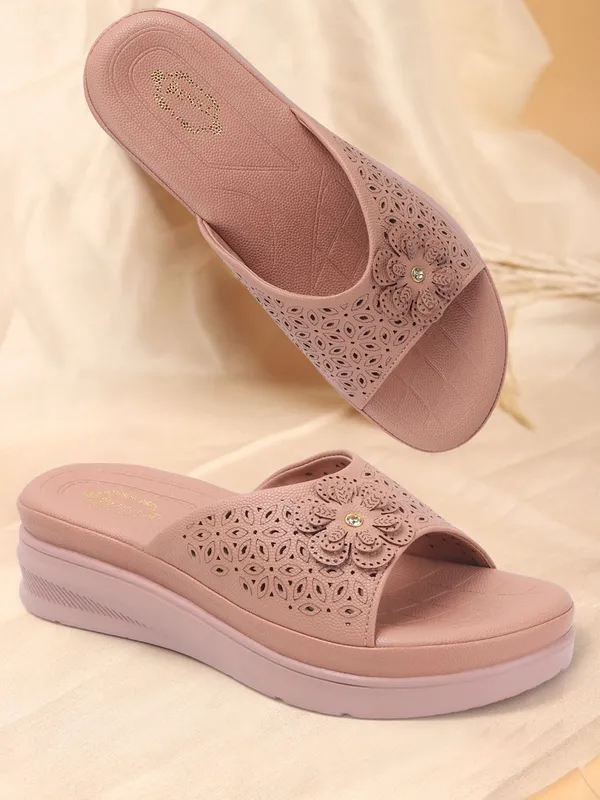 Pink_Synthetic_Leather_Flats_For_Women