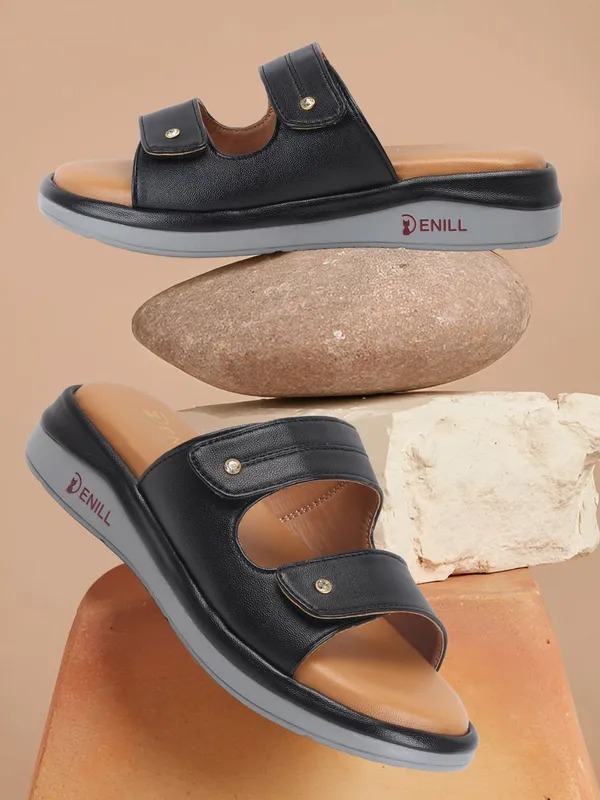 Black_Synthetic_Leather_Wedges_For_Women