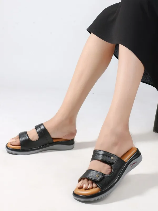 Black_Synthetic_Leather_Wedges_For_Women