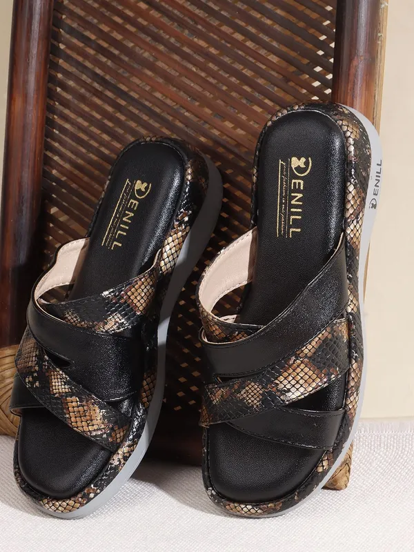 Black_Synthetic_Leather_Wedges_For_Women