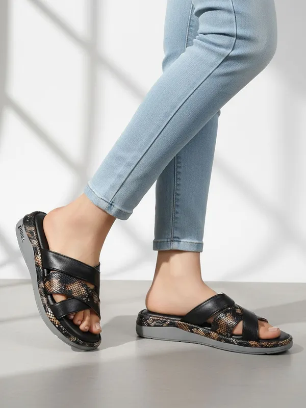 Black_Synthetic_Leather_Wedges_For_Women