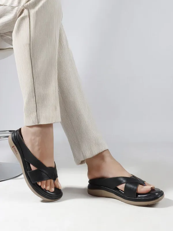 Black_Synthetic_Leather_Wedges_For_Women