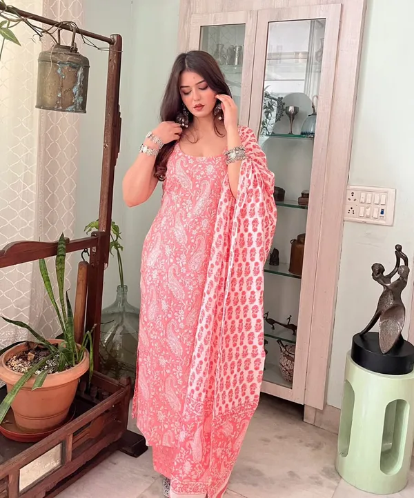 Pink_Rayon_Sleeveless_Kurta_Pant_And_Dupatta_For_Women_And_Girls