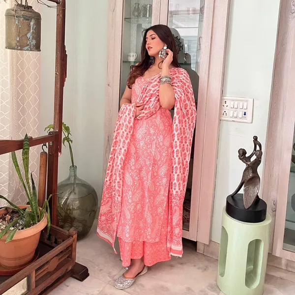 Pink_Rayon_Sleeveless_Kurta_Pant_And_Dupatta_For_Women_And_Girls