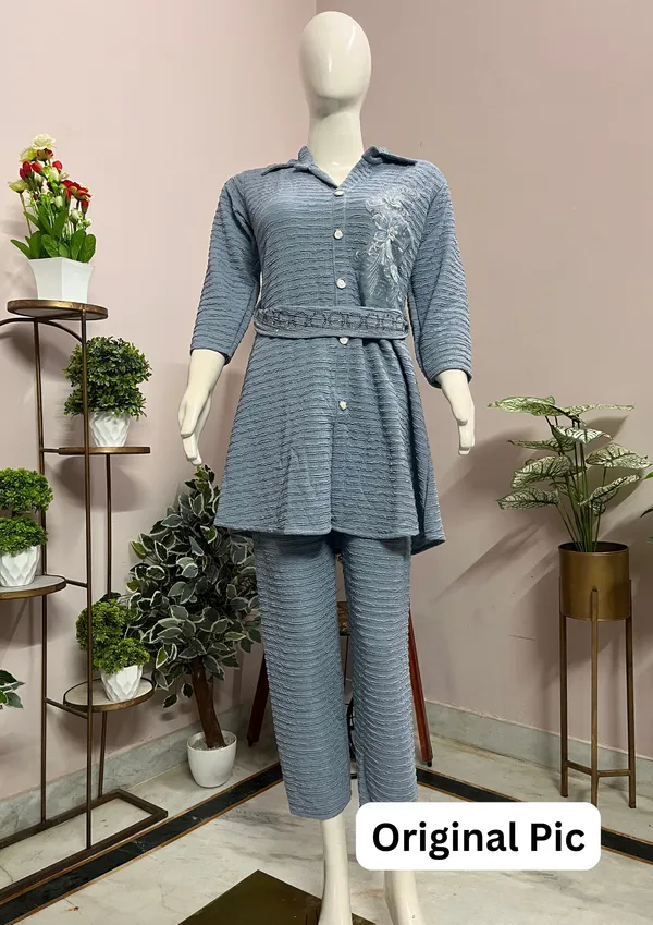 Grey_Elegant_Textured_Kurti_Set_With_Floral_Embellishment_For_Women