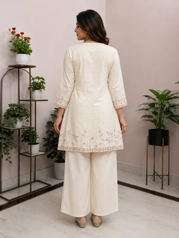 Off_White_Embroidered_Kurta_Set_For_Women