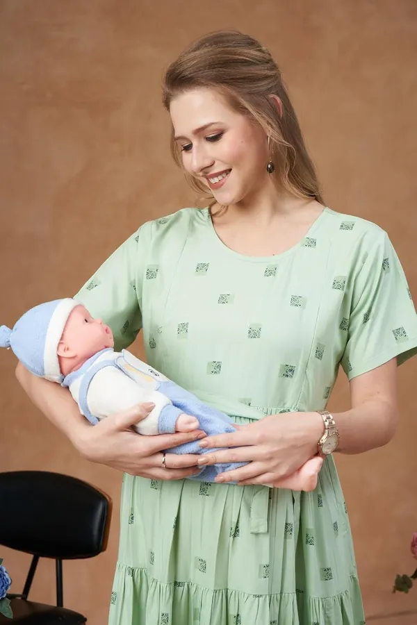 Pista_Green_Woven_Short_Flutter_Sleeves_Gemotrical_Printed_Maternity_Dress_With_Pocket_&_Concealed_Zipper_For_Women