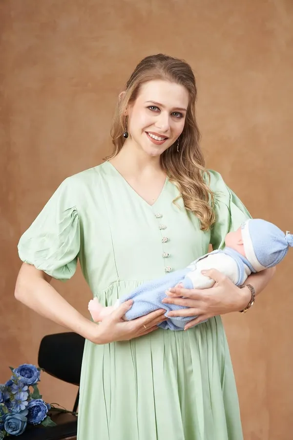 Pista_Green_Solid_Woven_Short_Puff_Sleeves_Maternity_Dress_With_Pocket_&_Concealed_Zipper_For_Women