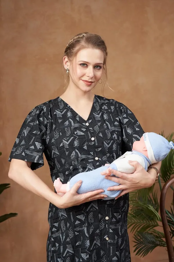 Woven_Short_Puffed_Sleeves_Gemotrical_Printed_Maternity_Dress_with_Pocket_&_Concealed_Zipper