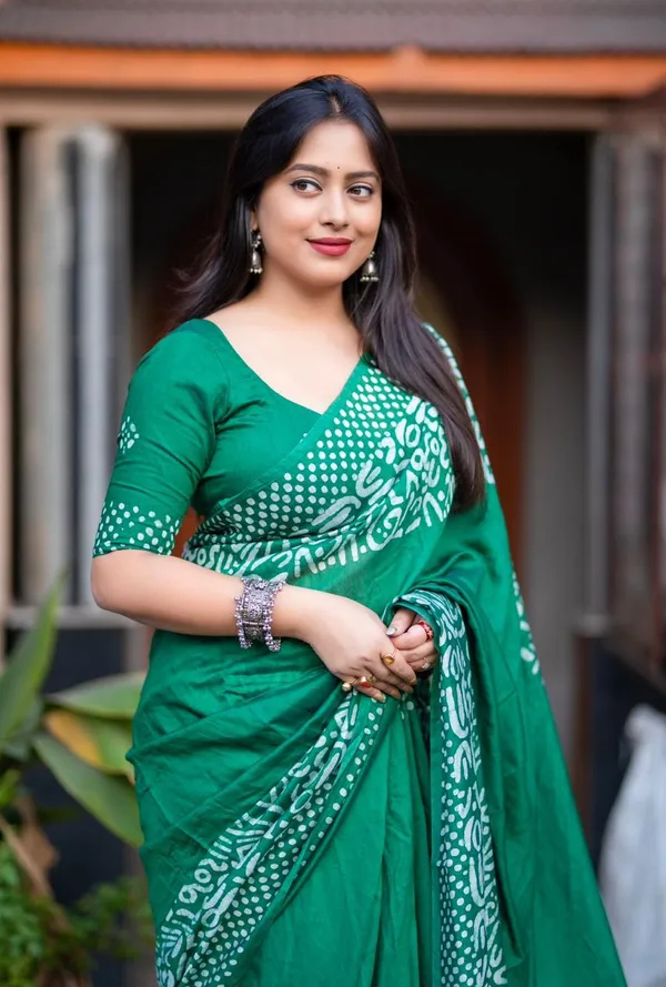 Green_Elegant_Bandhani_Print_Saree_With_Pattern_And_Border_For_Women