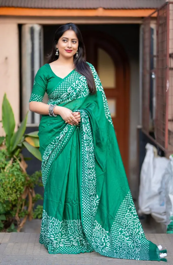 Green_Elegant_Bandhani_Print_Saree_With_Pattern_And_Border_For_Women