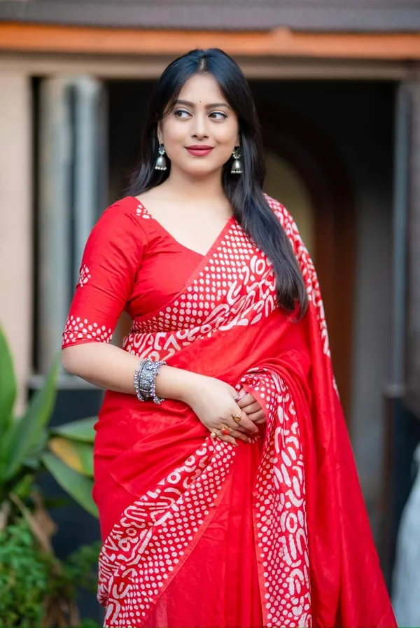 Red_Printed_Saree_With_Pom_Pom_Tassels_And_Matching_Blouse_For_Women