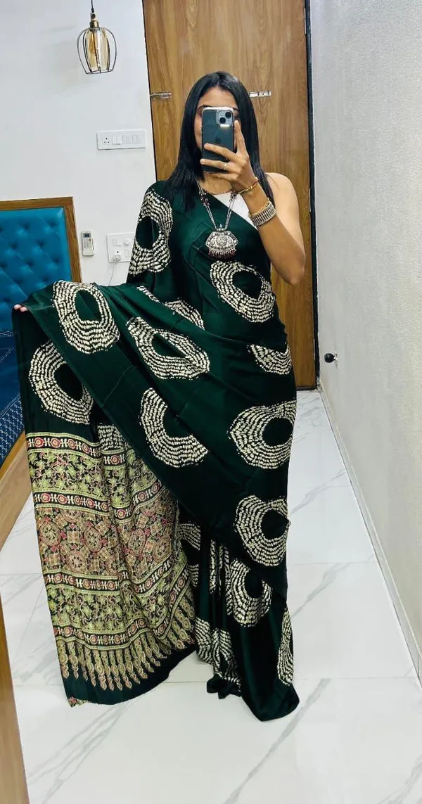 Black_Elegant_Bandhani_Print_Saree_With_Embellished_Border_For_Women